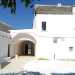Sulla destra si staglia una masseria settecentesca privata che riprende lo stile architettonico della chiesa